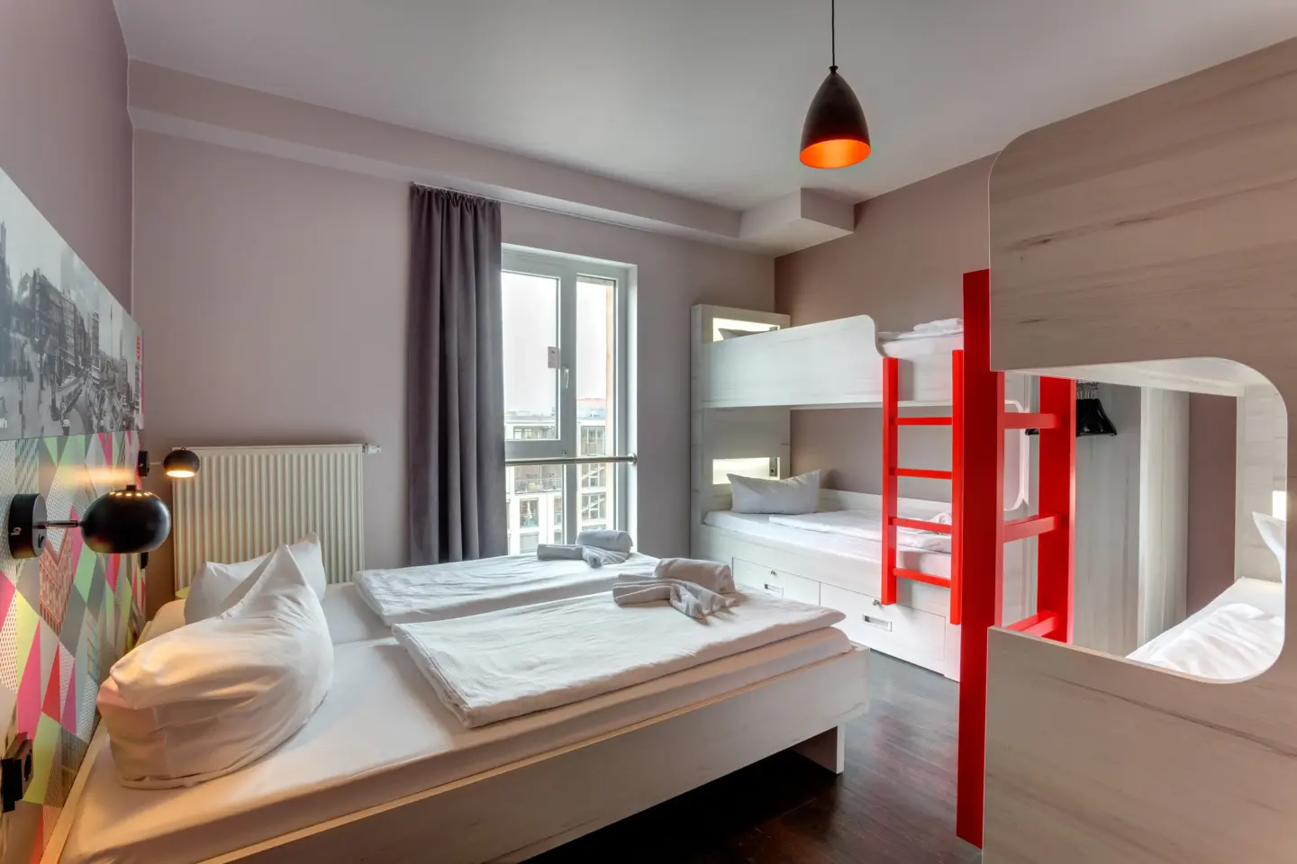 Klassenfahrt Berlin - Mehrbettzimmer mit zwei Doppelstockbetten und einem Doppelbett