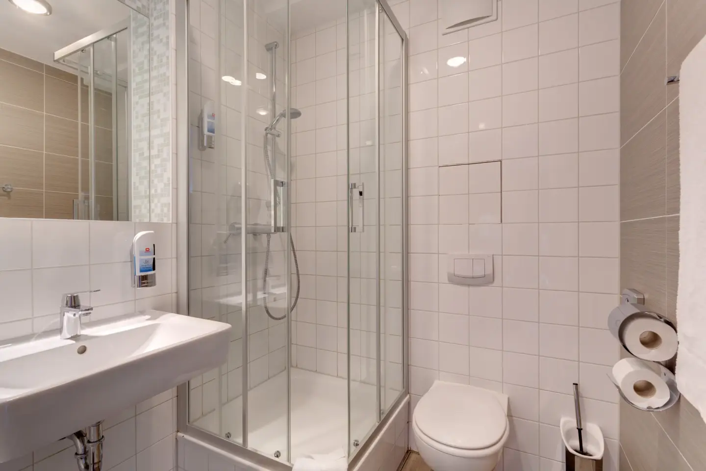 Klassenfahrt Berlin - Badezimmer mit Waschbecken, Dusche und WC