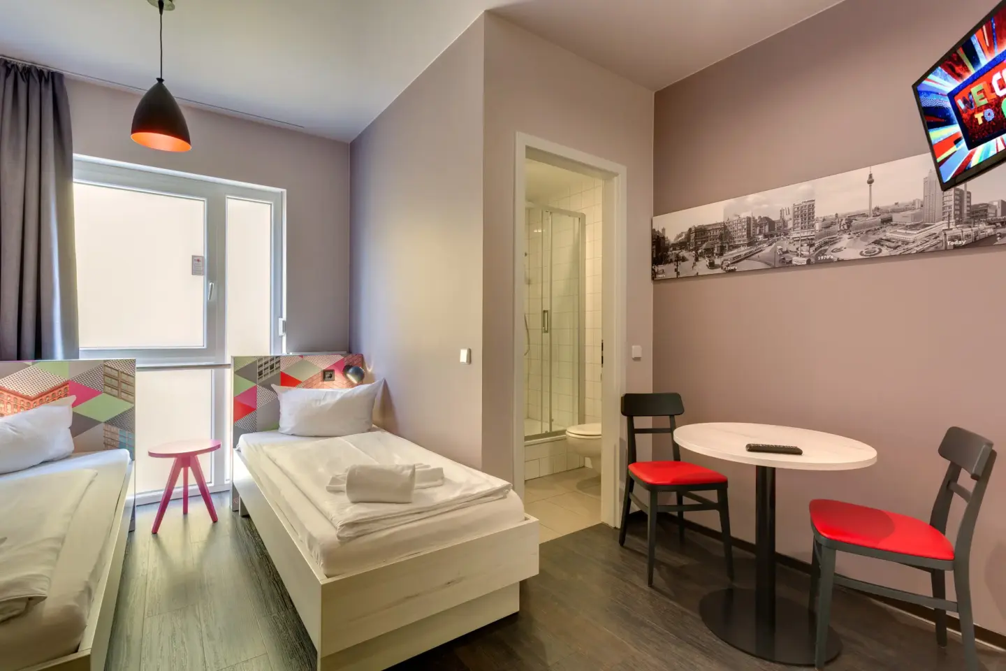 Klassenfahrt Berlin - Zweibettzimmer mit Blick ins Bad