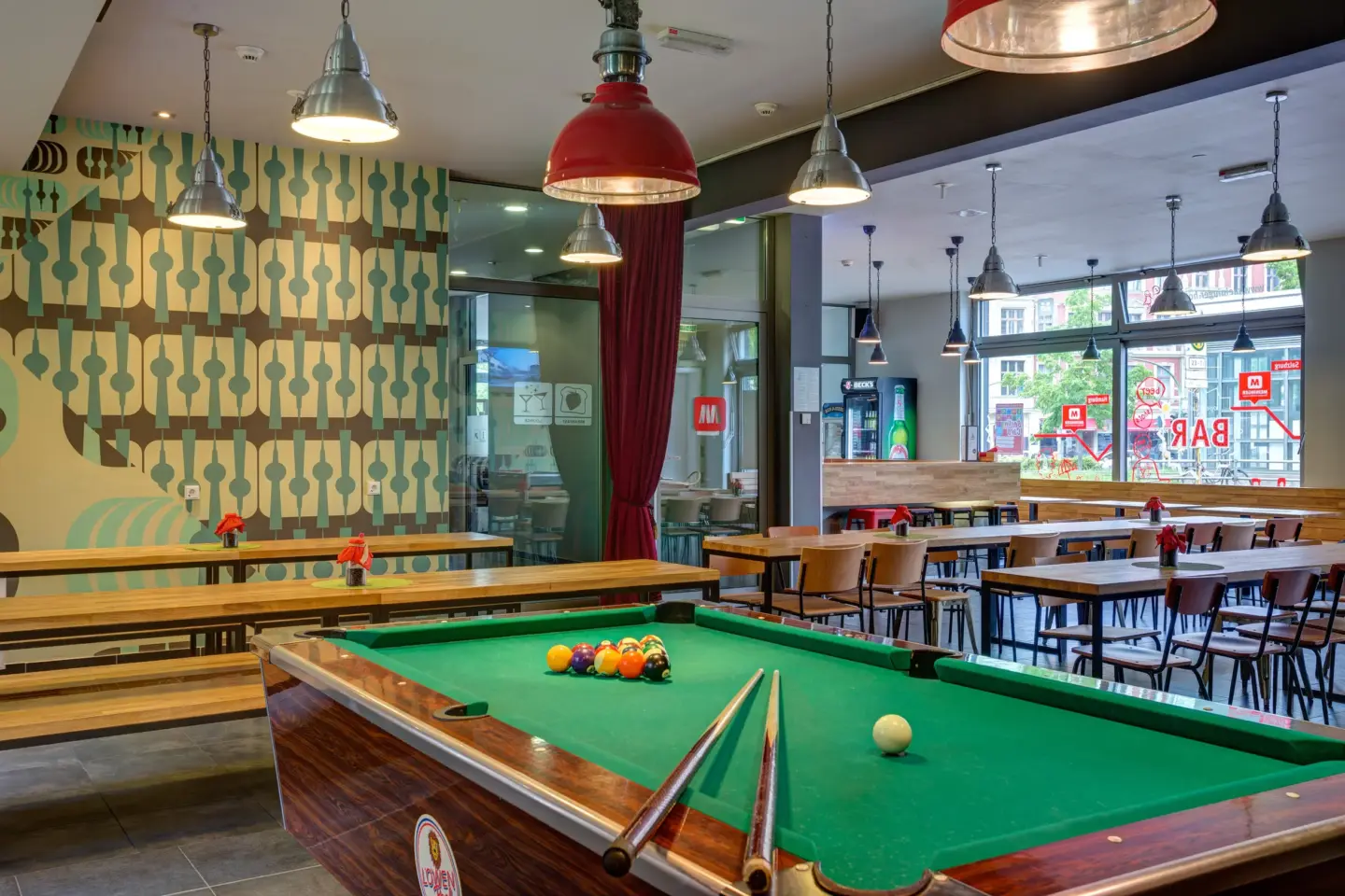 Klassenfahrt Berlin - Lobby mit Sitzbereich und Billard
