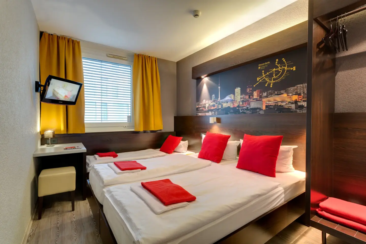 Klassenfahrt Berlin - Zimmer mit drei Betten und TV