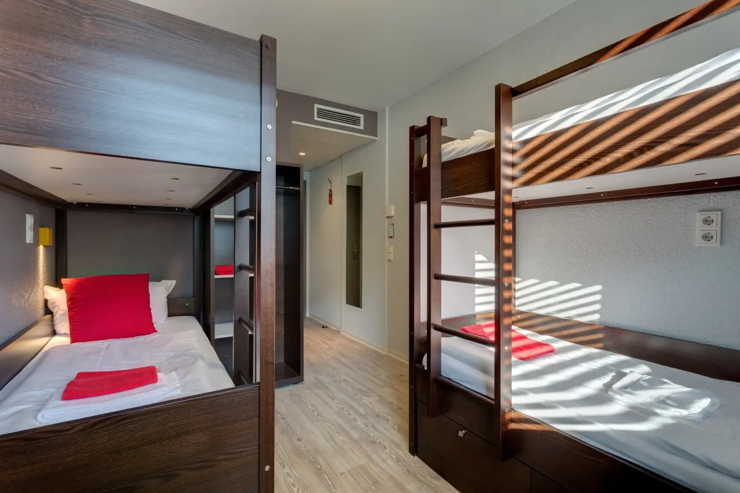 Klassenfahrt Berlin - sonniges Zimmer mit zwei Doppelstockbetten