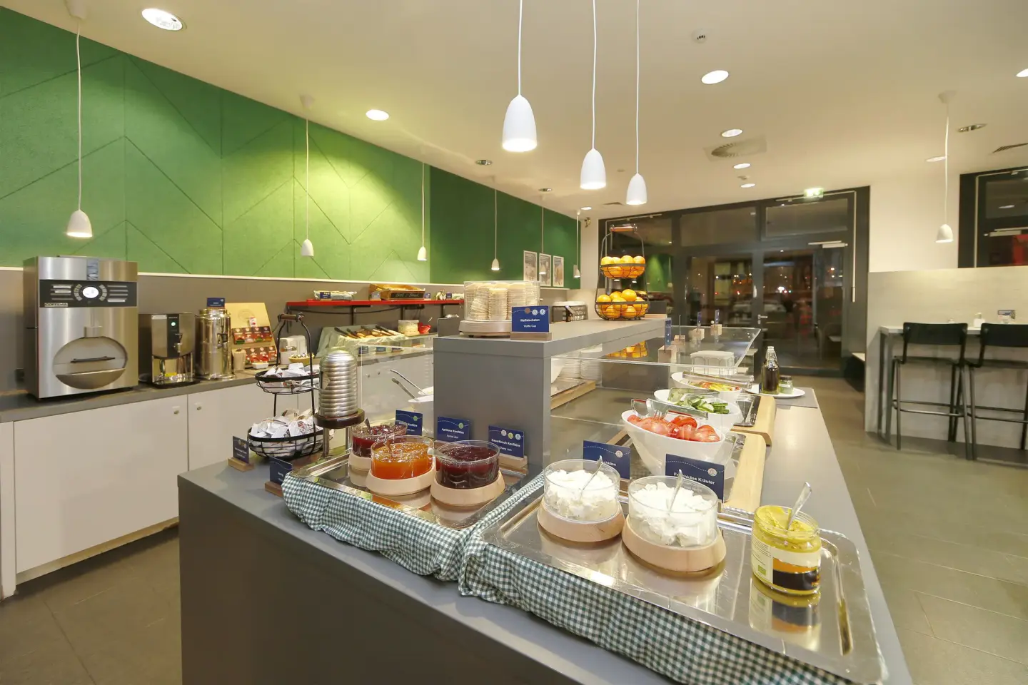 Klassenfahrt Berlin - Frühstücksbuffet mit Marmelade, Obst, Gemüse