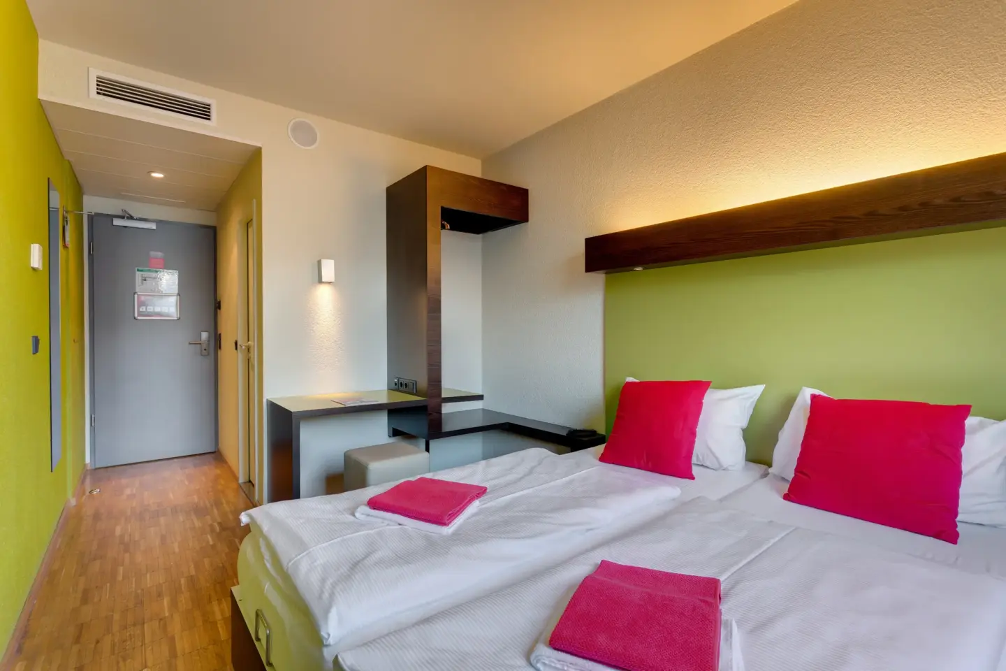 Klassenfahrt Berlin - Doppelzimmer mit weißer Bettwäsche