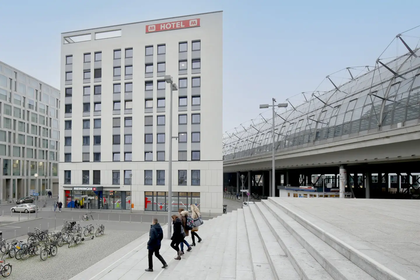 Klassenfahrt Berlin - Außenansicht vom Meininger Hauptbahnhof neben Bahnhof