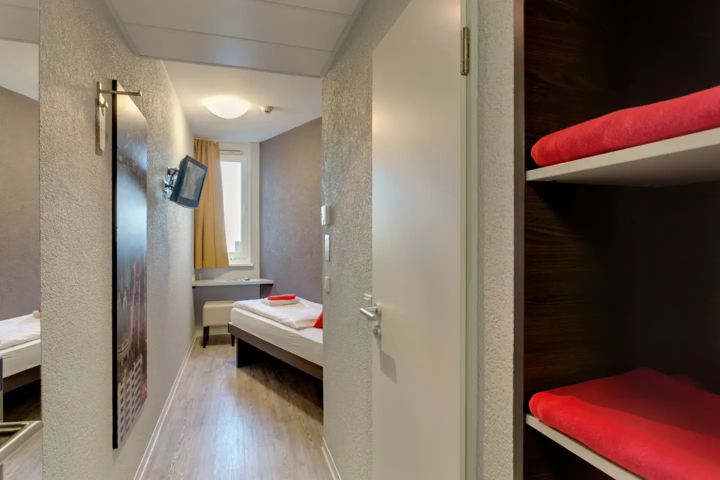 Klassenfahrt Berlin - schmales Einzelzimmer mit TV und Regal