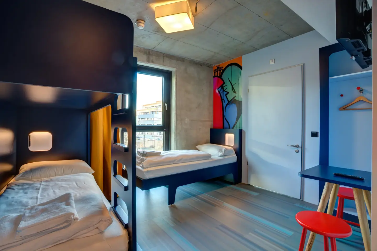 Klassenfahrt Berlin - Mehrbettzimmer mit Doppelstockbett und Einzelbett
