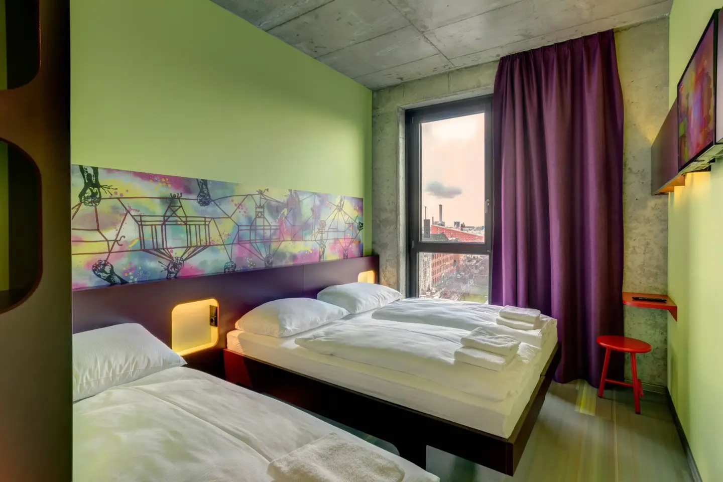 Klassenfahrt Berlin - buntes Mehrbettzimmer mit Doppelbett und Einzelbett