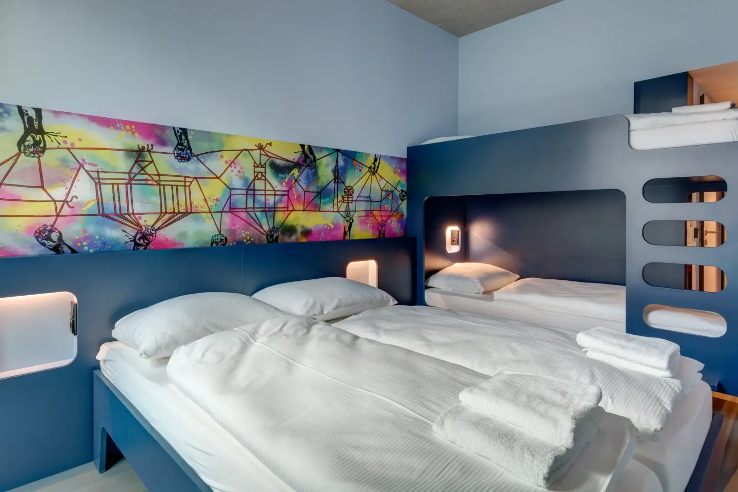Klassenfahrt Berlin - modernes Mehrbettzimmer mit Doppelstockbett und Doppelbett