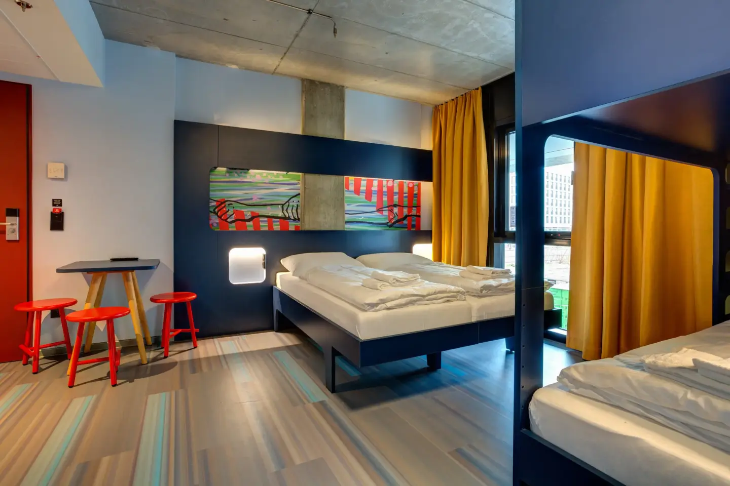 Klassenfahrt Berlin - Mehrbettzimmer mit Doppelstockbett und Doppelbett