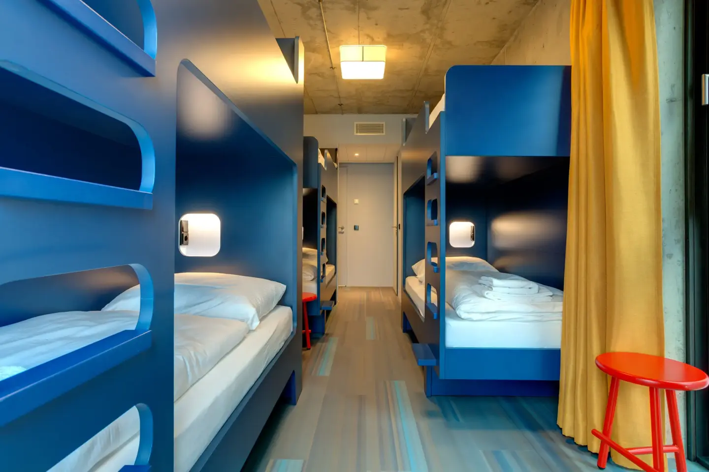 Klassenfahrt Berlin - Mehrbettzimmer mit drei Doppelstockbetten