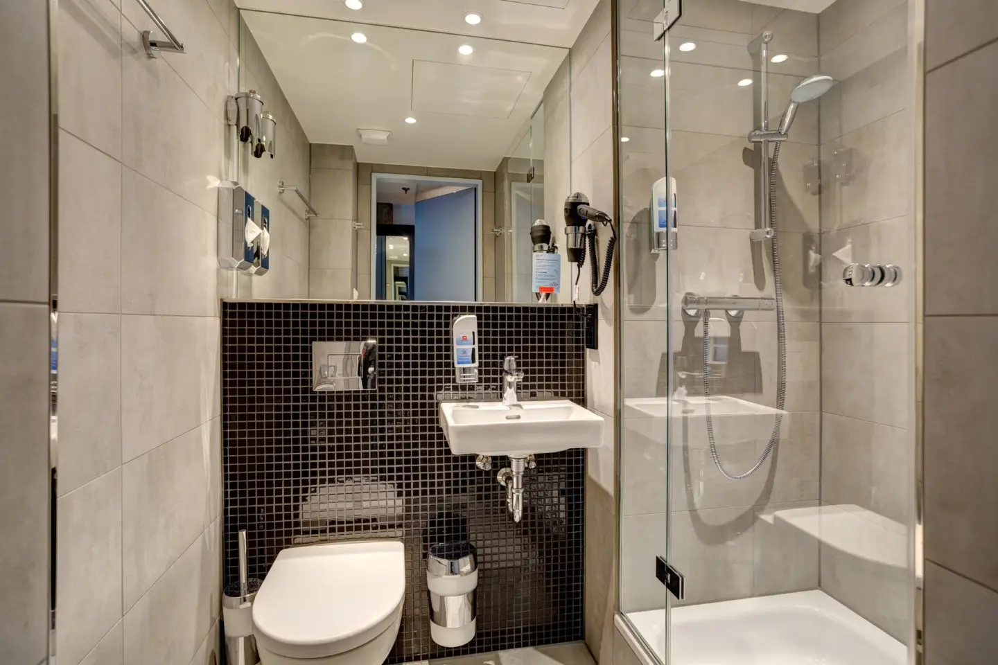Klassenfahrt Berlin - Badezimmer mit WC, Waschbecken und Dusche