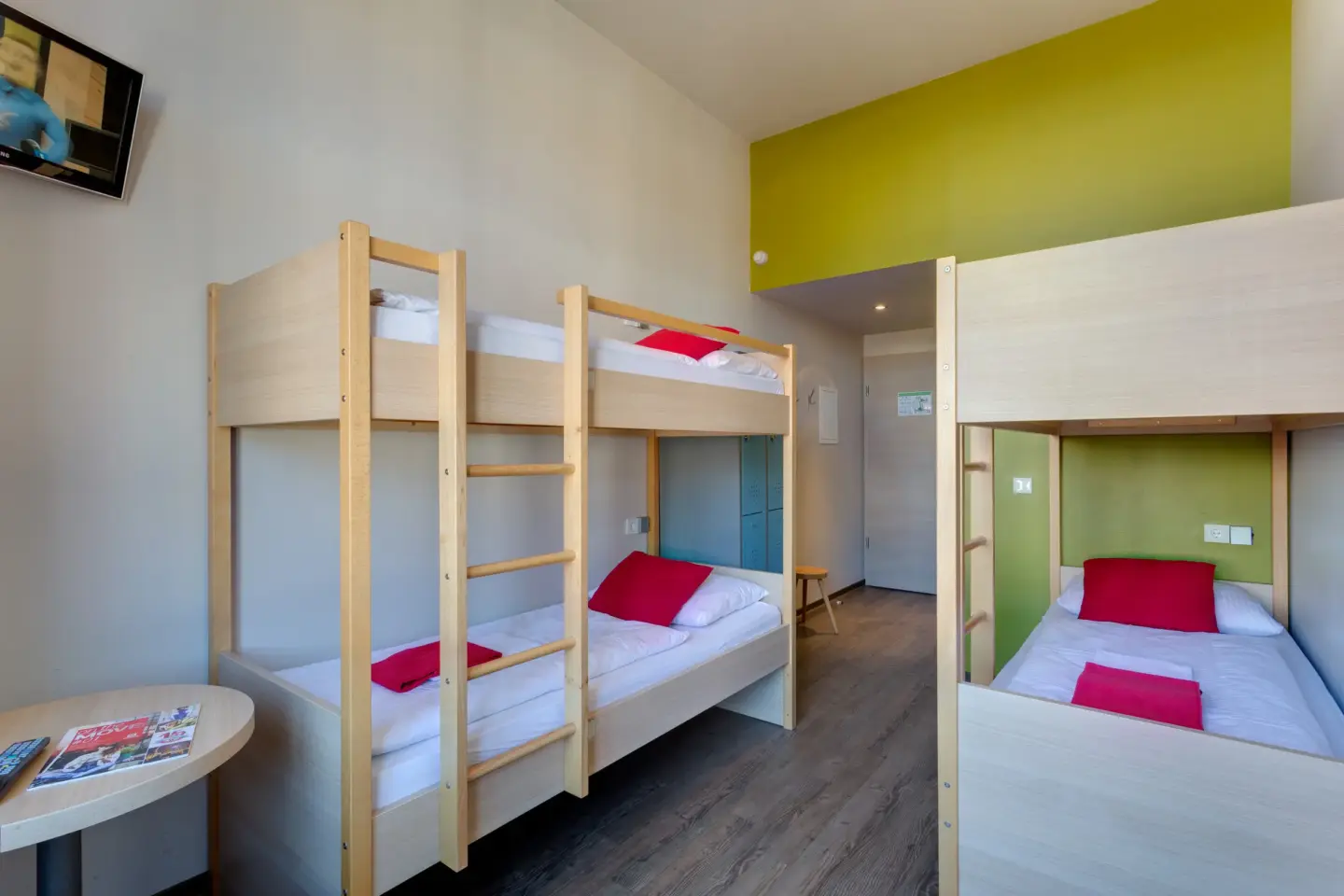Klassenfahrt Berlin - Mehrbettzimmer mit zwei Doppelstockbetten