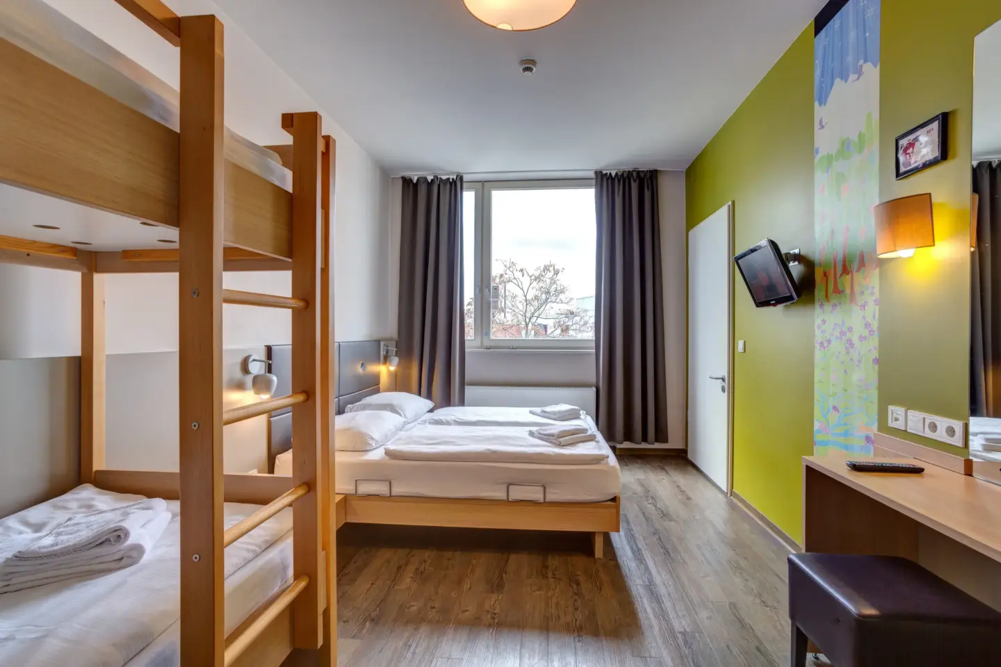 Klassenfahrt Berlin - Mehrbettzimmer mit Holzbetten