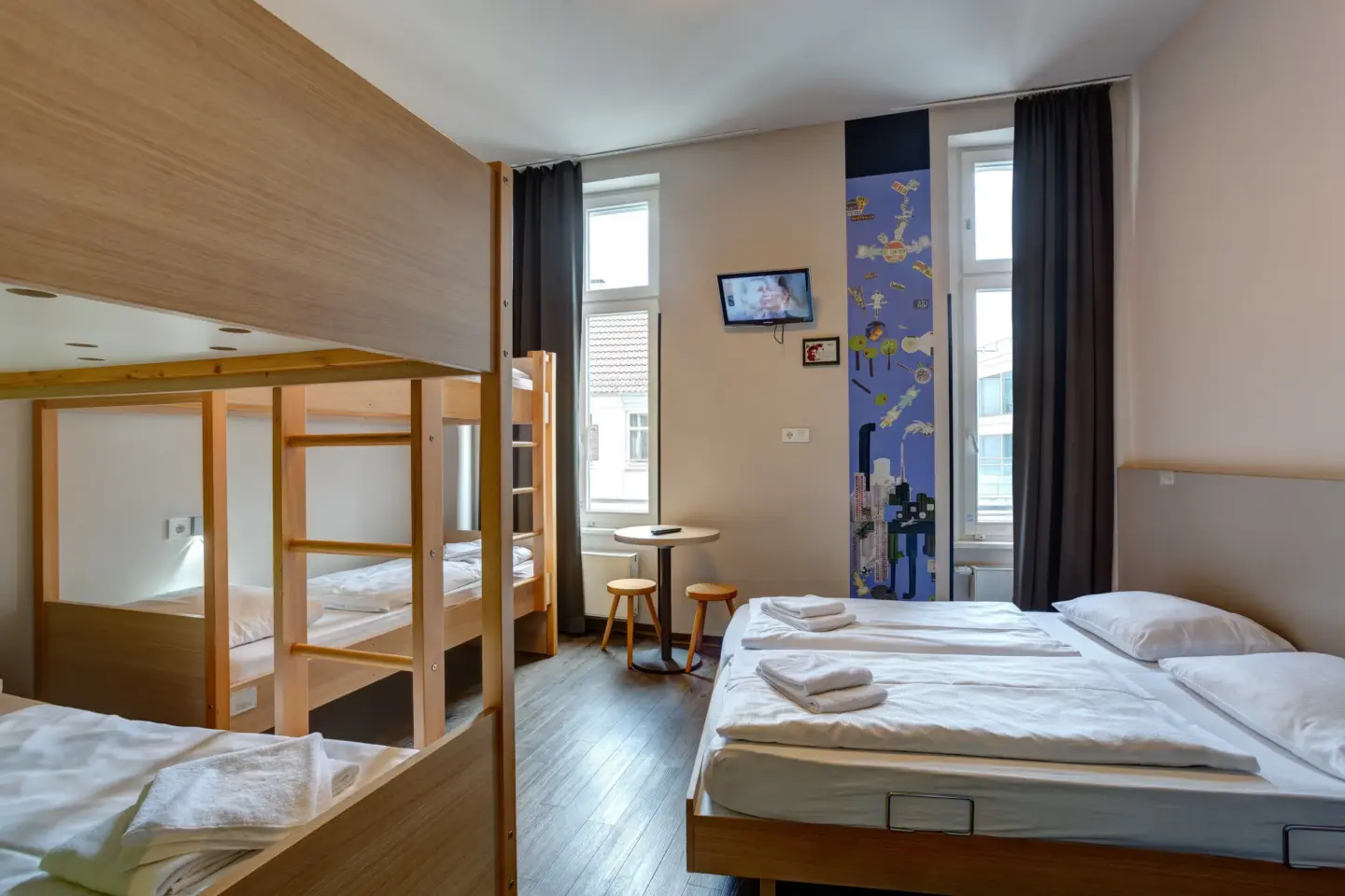Klassenfahrt Berlin - Sechsbettzimmer mit zwei Doppelstockbetten und einem Doppelbett