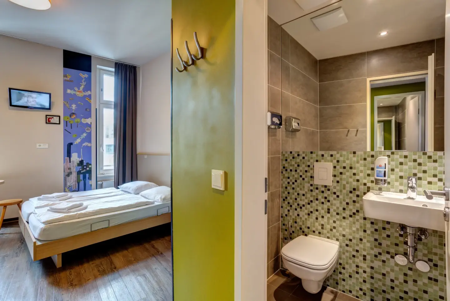 Klassenfahrt Berlin - Zimmer mit Doppelbett und Blick ins moderne Badezimmer