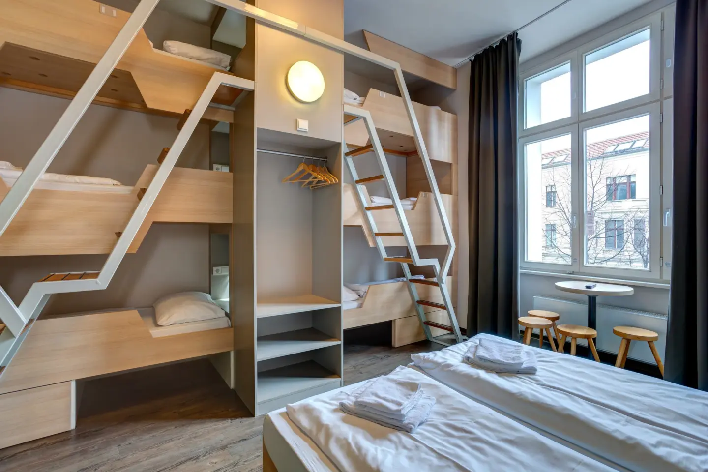 Klassenfahrt Berlin - Zimmer mit zwei Mal drei Betten übereinander