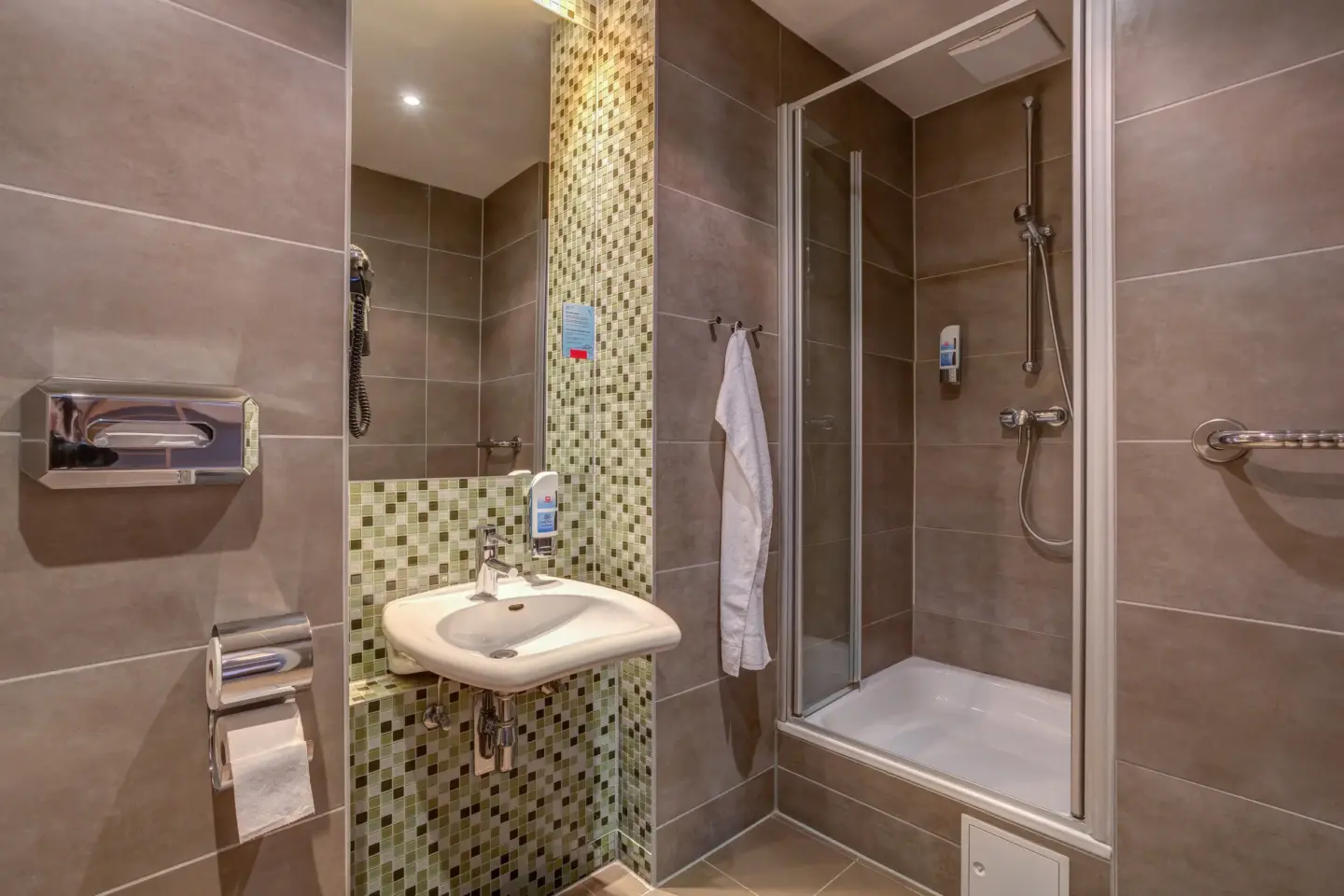 Klassenfahrt Berlin - modernes Badezimmer mit Dusche, Spiegel und Waschbecken