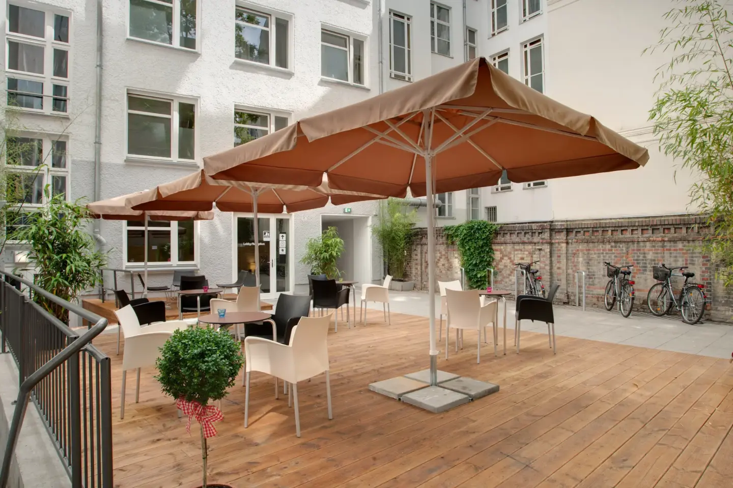 Klassenfahrt Berlin - Sonnenschirme und Stühle stehen auf Terrasse