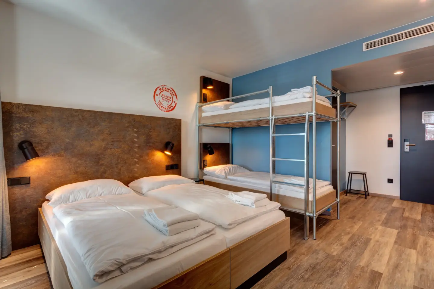 Klassenfahrt Berlin - Zimmer mit Doppelbett und Doppelstockbett