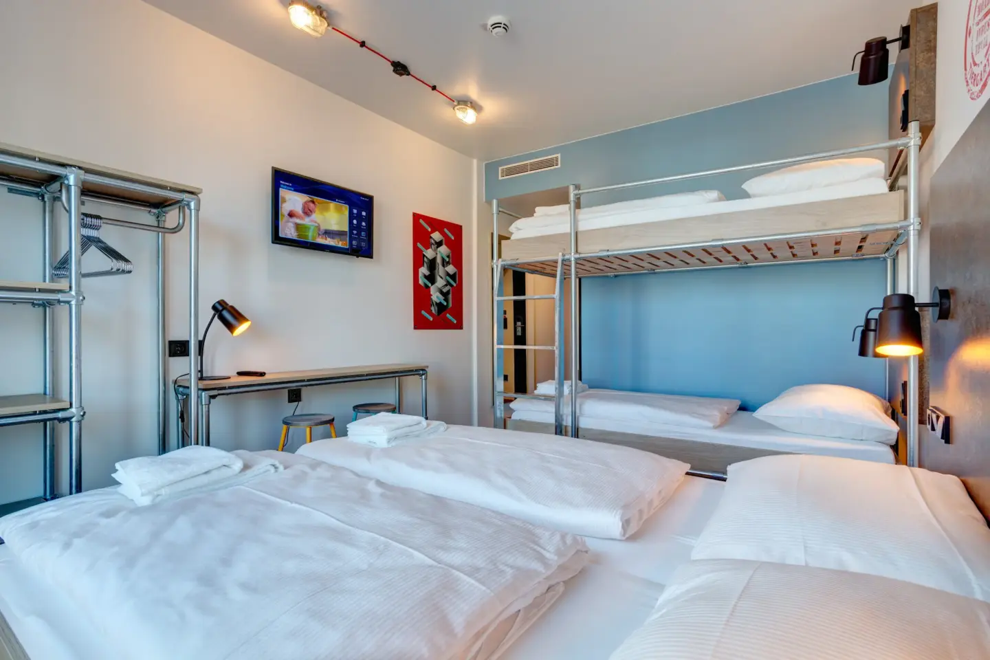 Klassenfahrt Berlin - Zimmer mit Doppelbett und Doppelstockbett