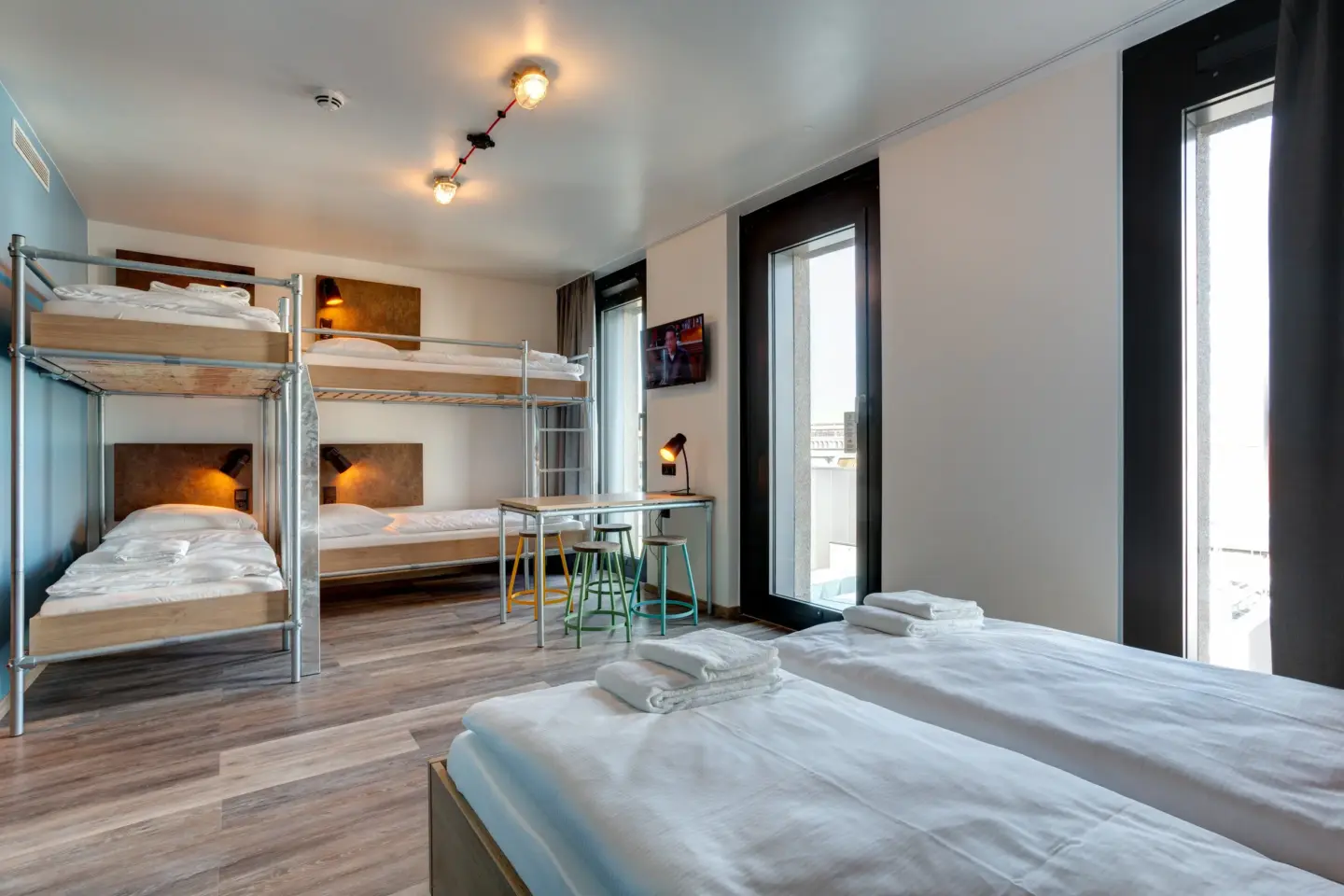 Klassenfahrt Berlin - großes Sechsbettzimmer mit Tisch und Hocker