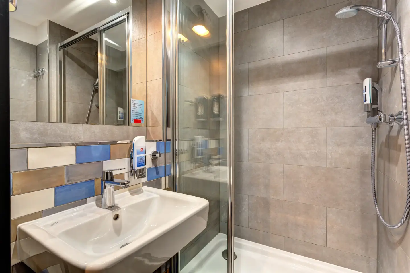 Klassenfahrt Berlin - Badezimmer mit Waschbecken und Dusche