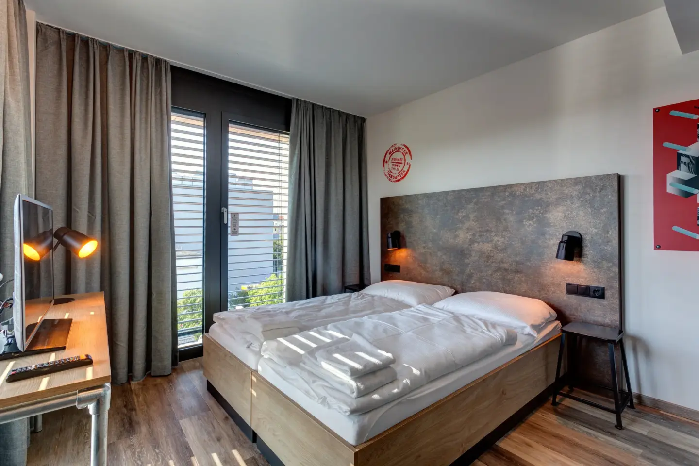 Klassenfahrt Berlin - Zweibettzimmer mit großem Fenster