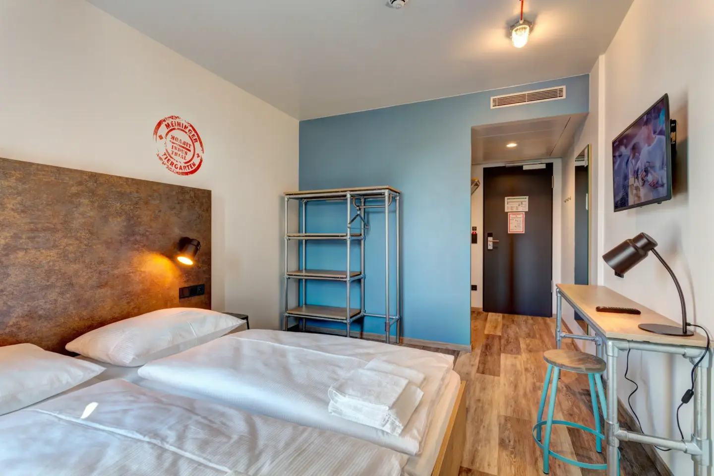 Klassenfahrt Berlin - Doppelzimmer mit TV und schmalem Tisch