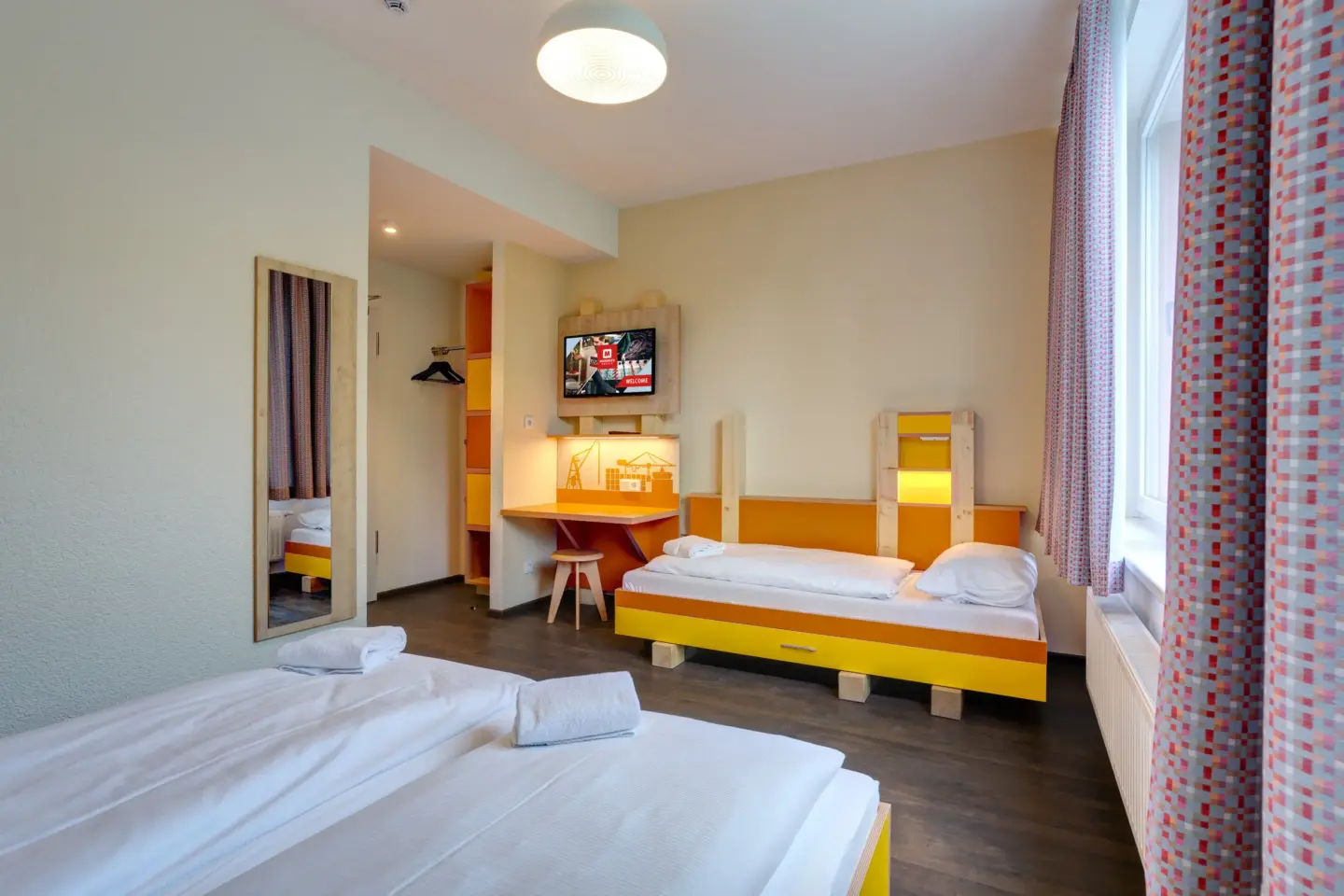 Klassenfahrt Hamburg - Dreibettzimmer mit Doppelbett und Einzelbett