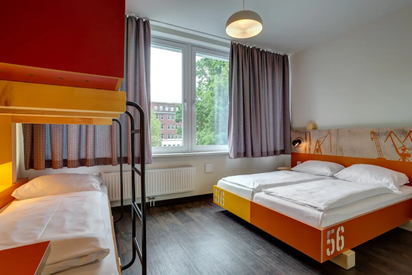 Klassenfahrt Hamburg - Vierbettzimmer mit Doppelbett und Doppelstockbett