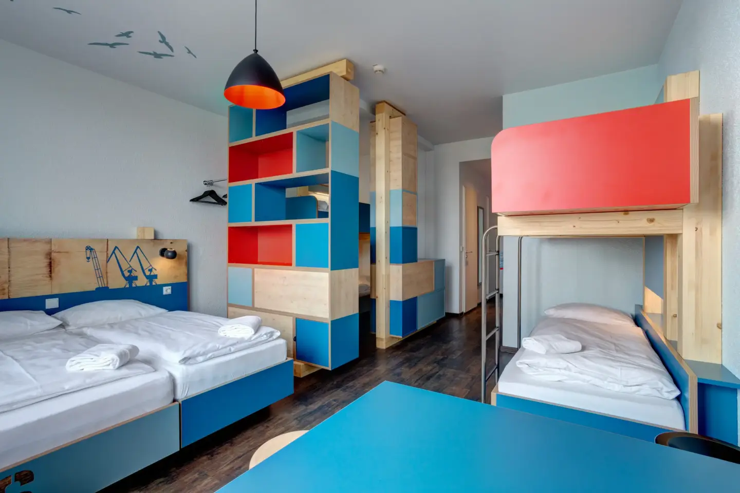 Klassenfahrt Hamburg - Sechsbettzimmer mit Doppelbett und zwei Doppelstockbetten
