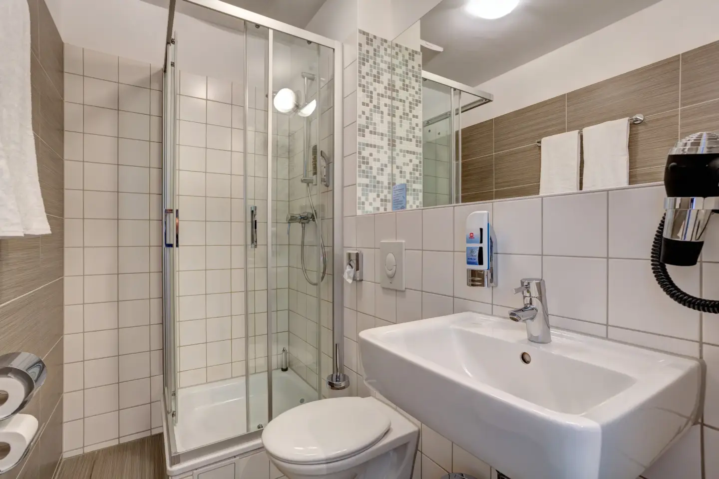 Klassenfahrt Hamburg - Badezimmer mit Dusche, WC und Waschbecken