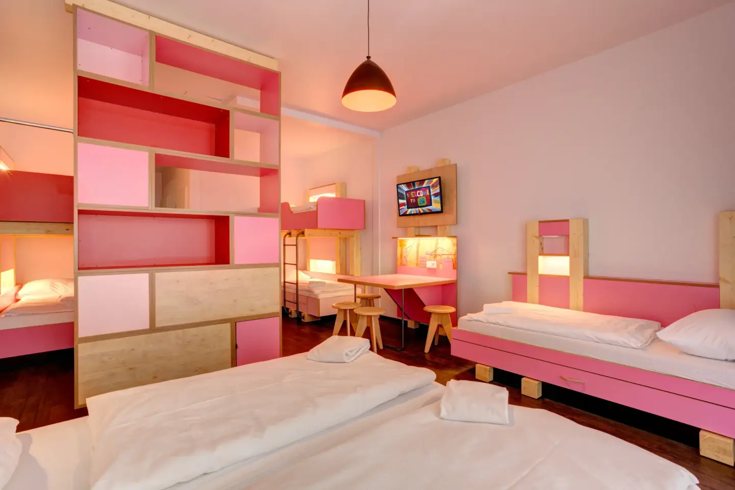 Klassenfahrt Hamburg - Mehrbettzimmer mit Einzelbett, Doppelbett und zwei Doppelstockbetten