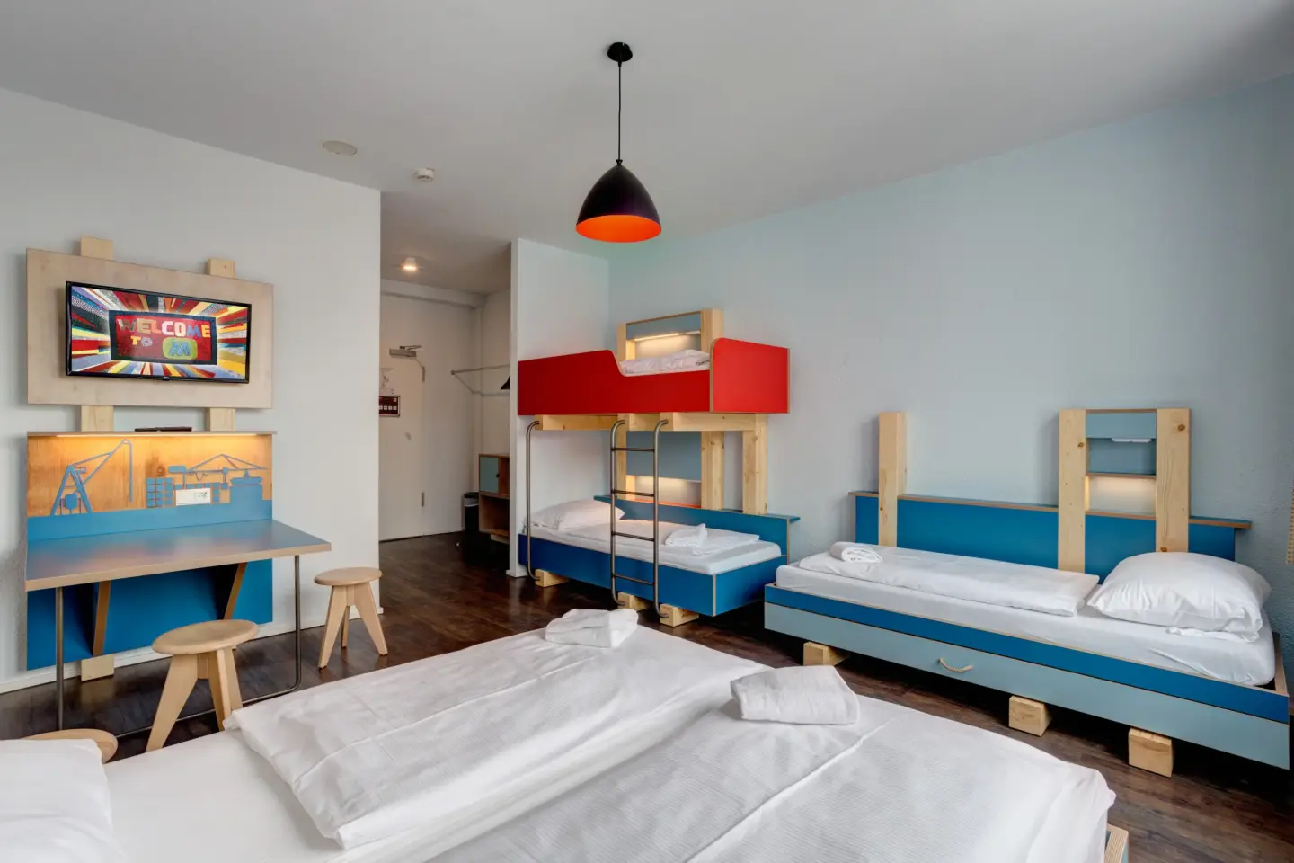 Klassenfahrt Hamburg - Mehrbettzimmer mit Einzelbett, Doppelbett und Doppelstockbett