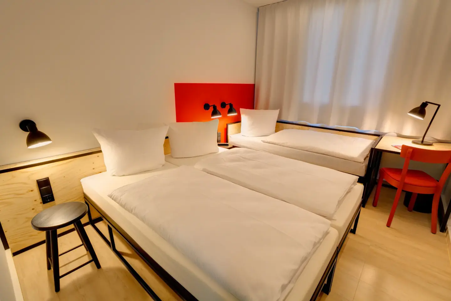 Klassenfahrt Leipzig - Dreibettzimmer mit Doppelbett und Einzelbett