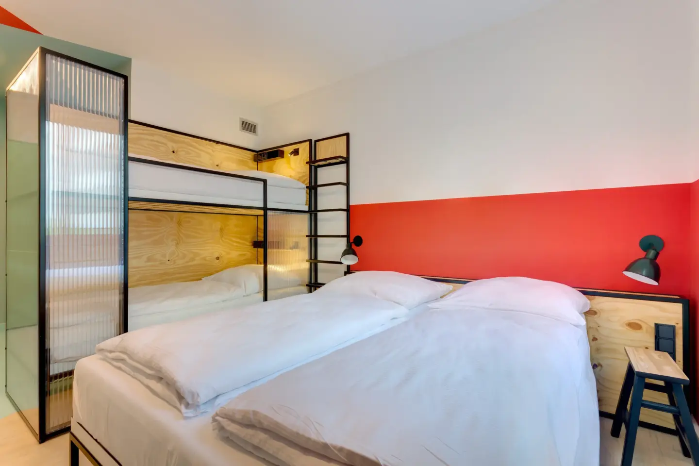 Klassenfahrt Leipzig - Vierbettzimmer mit Doppelbett und Doppelstockbett