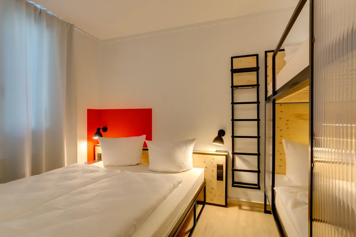 Klassenfahrt Leipzig - Vierbettzimmer mit Doppelbett und Doppelstockbett