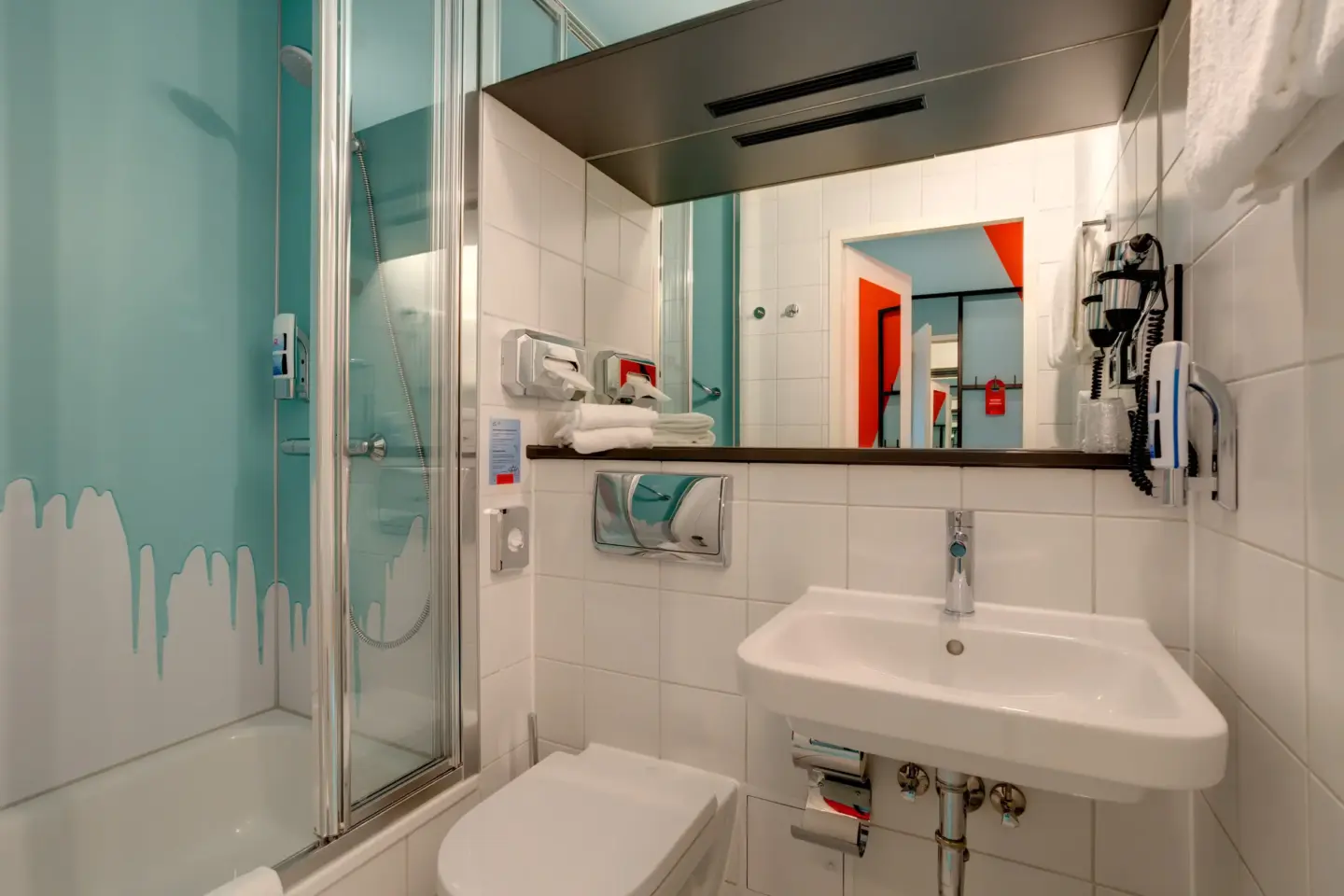 Klassenfahrt Leipzig - Badezimmer mit Dusche, WC und Waschbecken