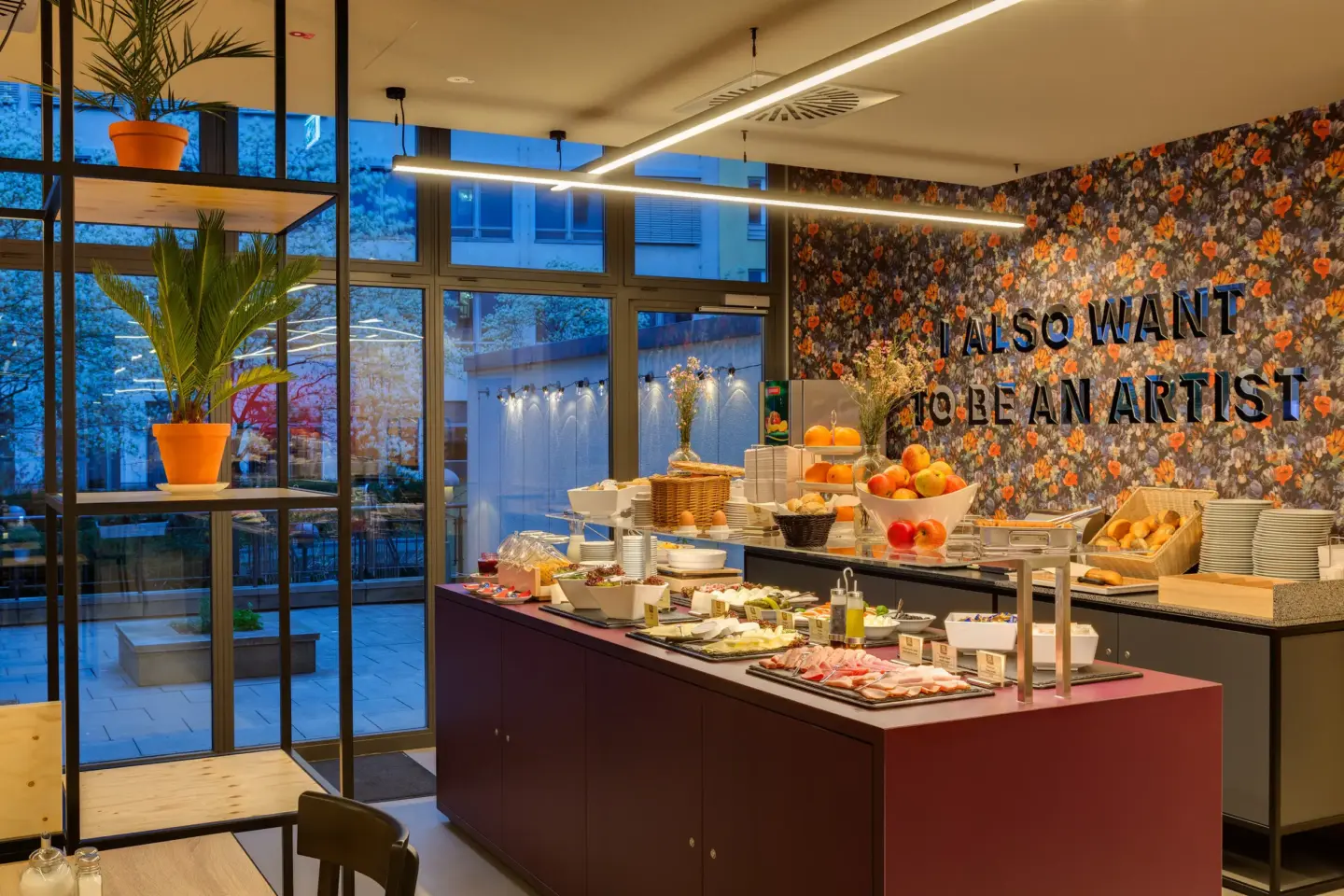 Klassenfahrt Leipzig - Frühstücksbuffet mit Obst, Wurst, Käse und Brötchen