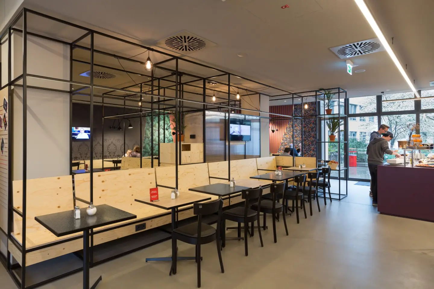 Klassenfahrt Leipzig - Frühstücksraum mit Buffet und Sitzgelegenheiten