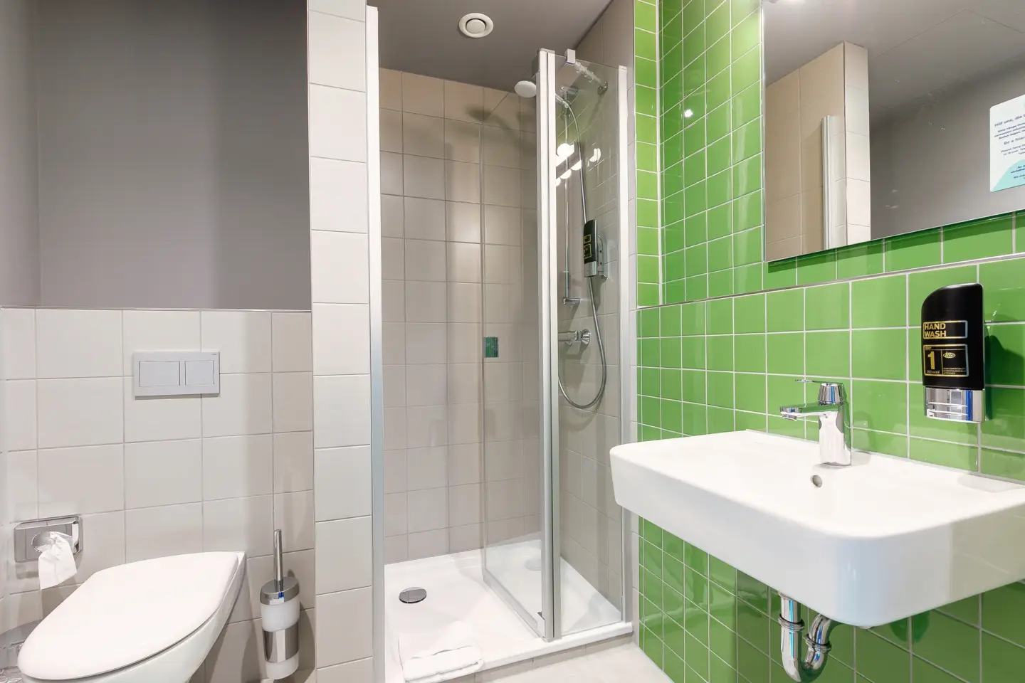Klassenfahrt Dresden - Badezimmer mit WC, Dusche und Waschbecken