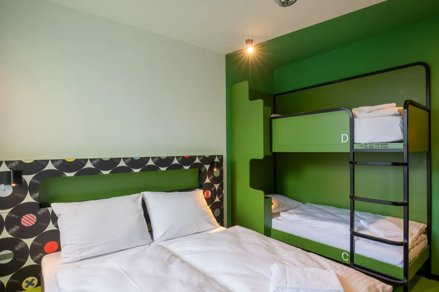 Klassenfahrt Dresden - Vierbettzimmer mit Doppelbett und Doppelstockbett