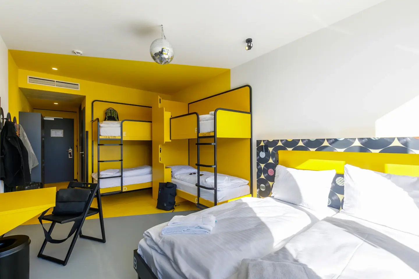 Klassenfahrt Dresden - Sechsbettzimmer mit Doppelbett und zwei Doppelstockbetten