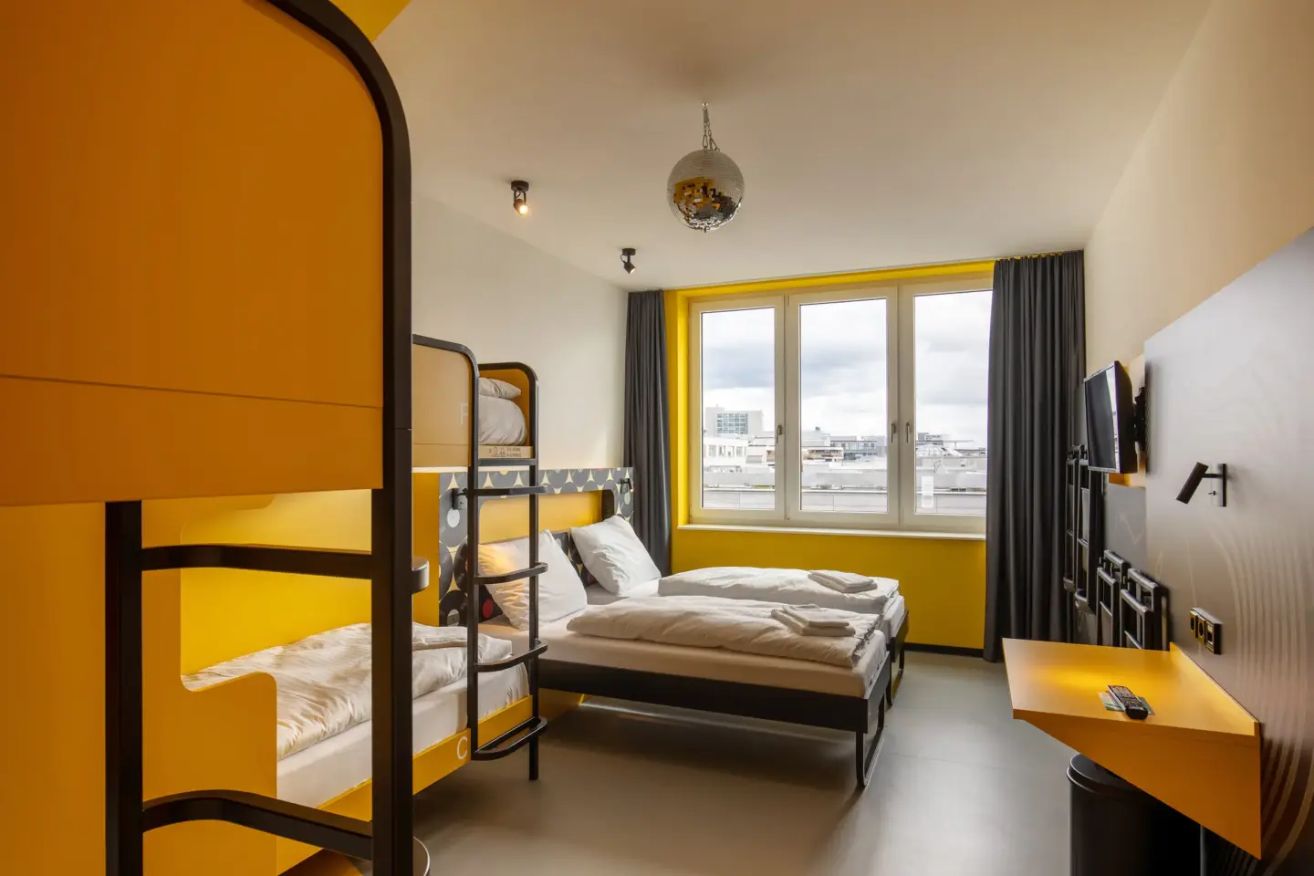 Klassenfahrt Dresden - Sechsbettzimmer mit Doppelbett und zwei Doppelstockbetten