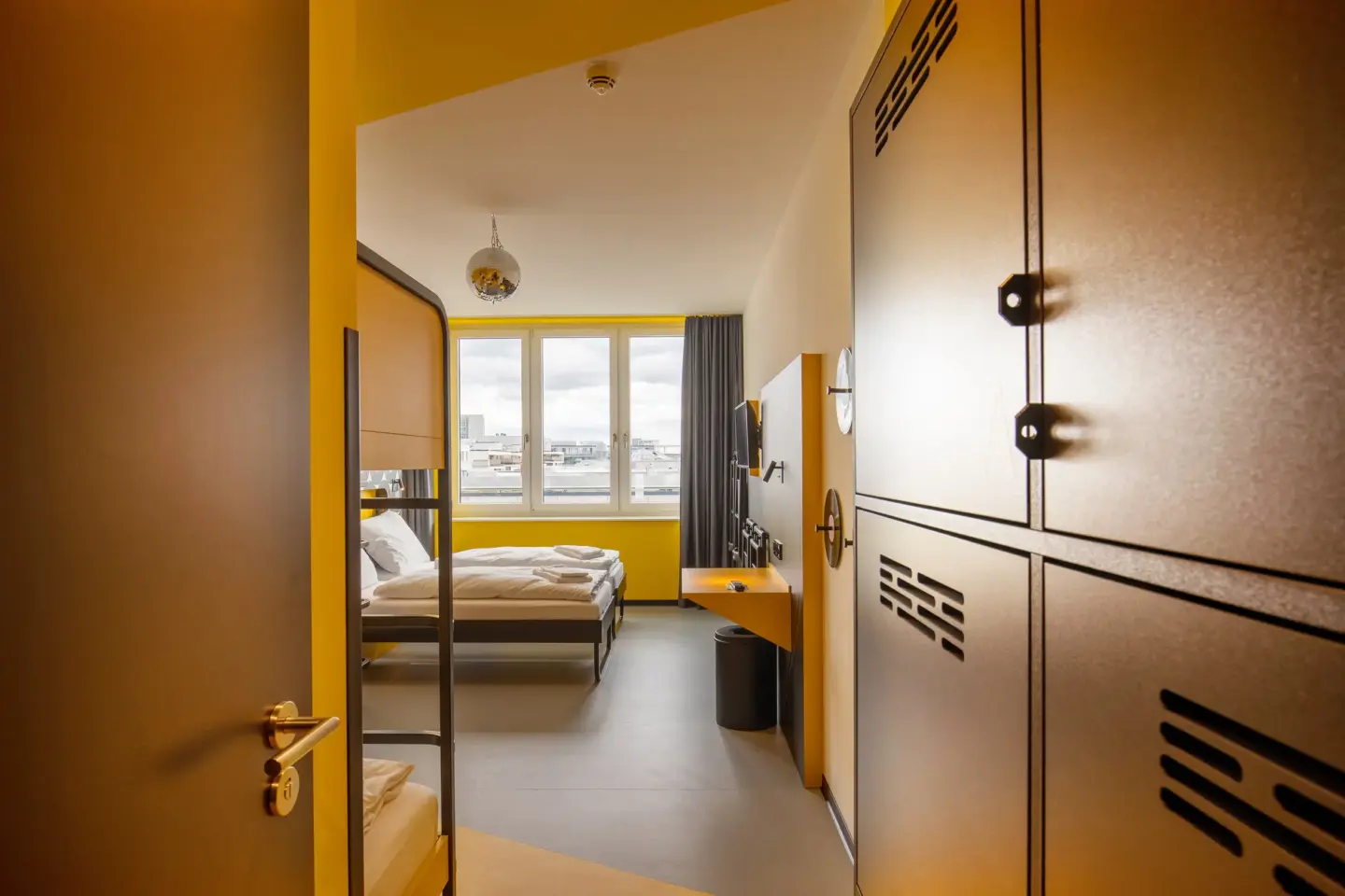 Klassenfahrt Dresden - Sechsbettzimmer mit Doppelbett und Doppelstockbett