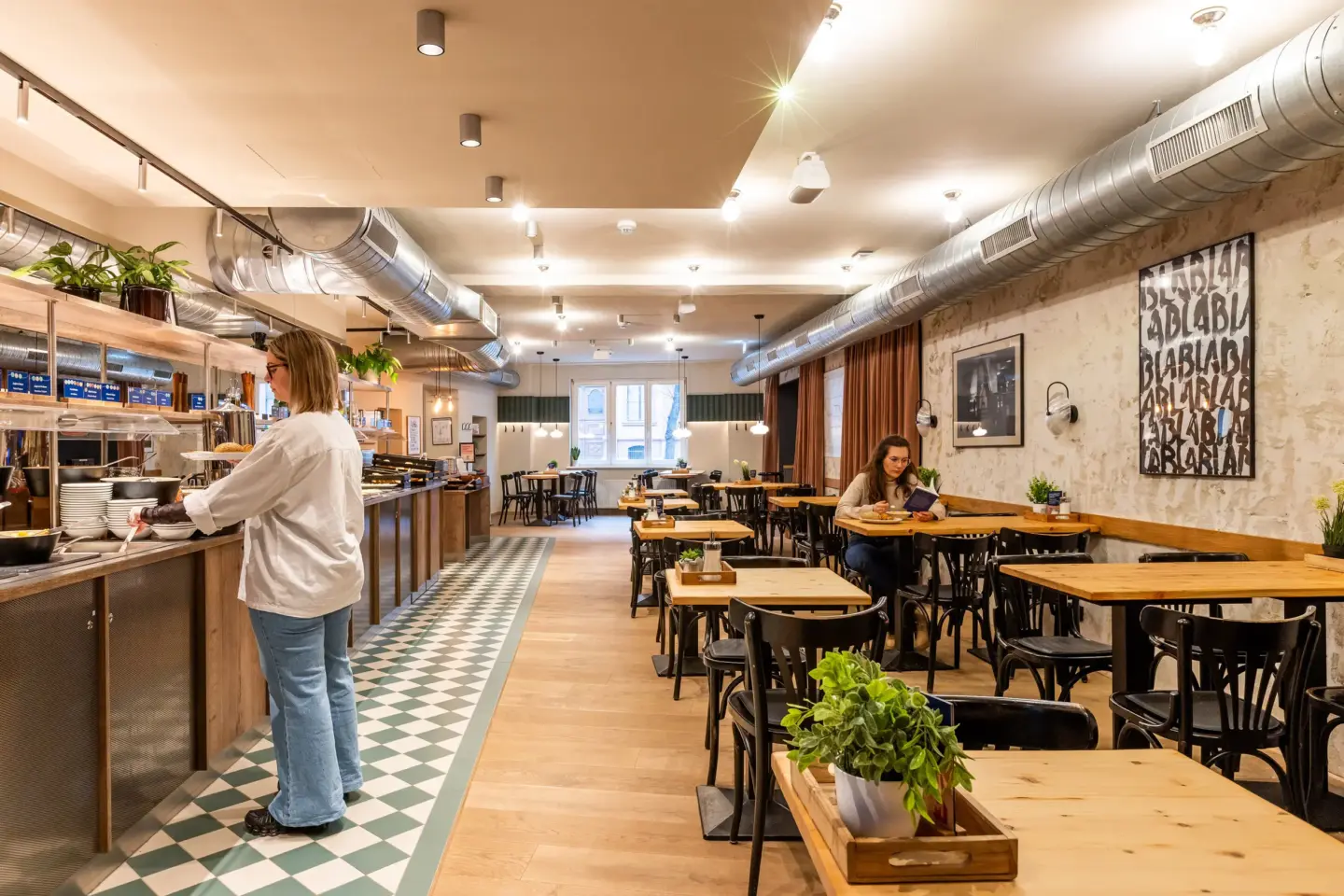 Klassenfahrt Berlin - Frühstücksraum mit Buffet, Tischen und Stühlen