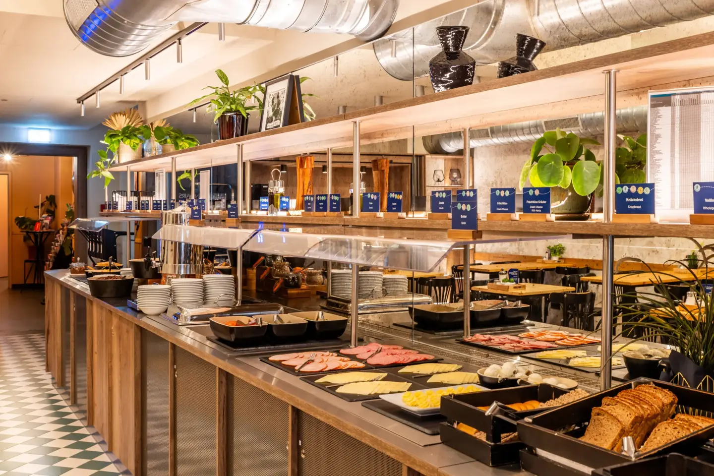 Klassenfahrt Berlin - Frühstückbuffet mit Käse, Wurst und Brot