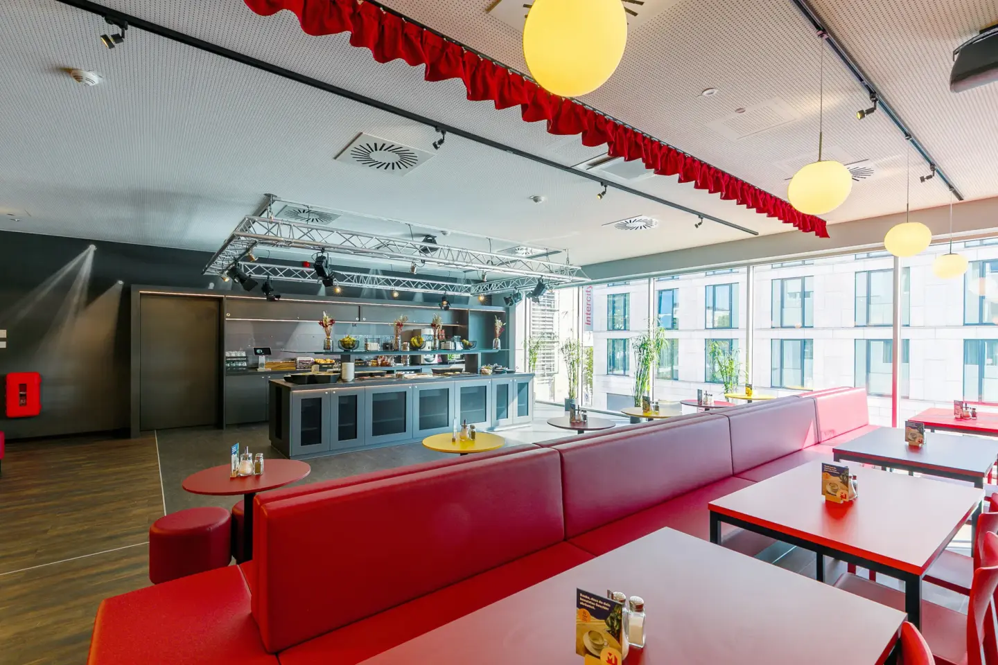 Klassenfahrt Dresden - Frühstücksraum mit Buffet und Sitzmöglichkeiten