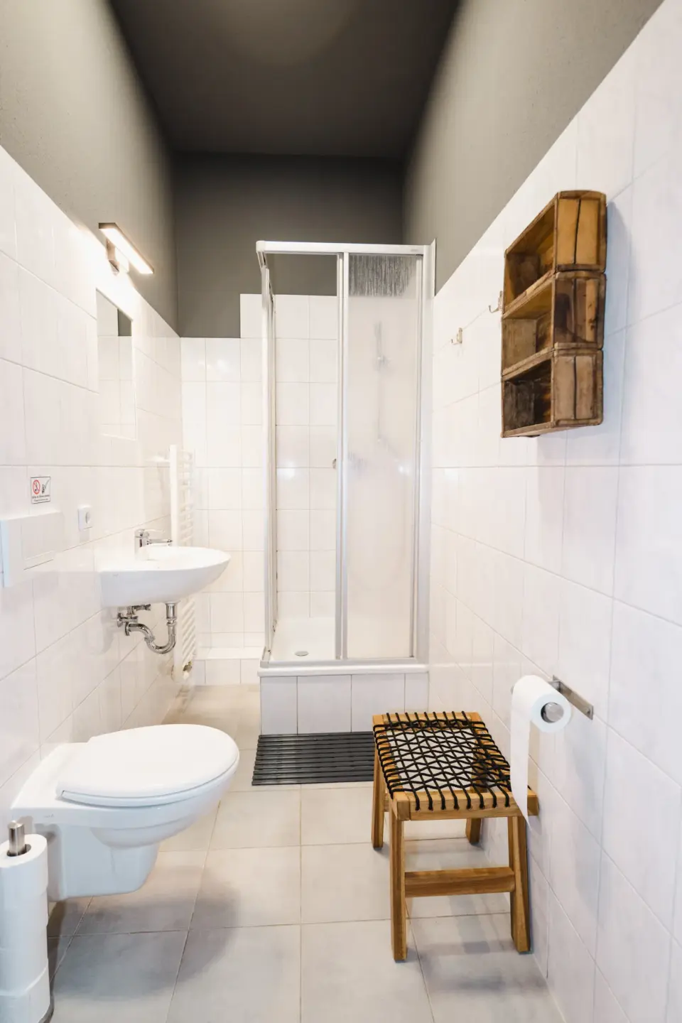 Klassenfahrt Leipzig - Badezimmer mit WC, Waschbecken und Dusche
